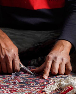 رفو گری قالی در قالیشویی دیباجی